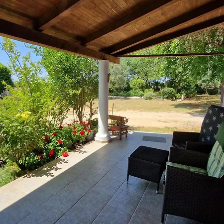 Charming Cozy Holliday House 2+2 * Valtura