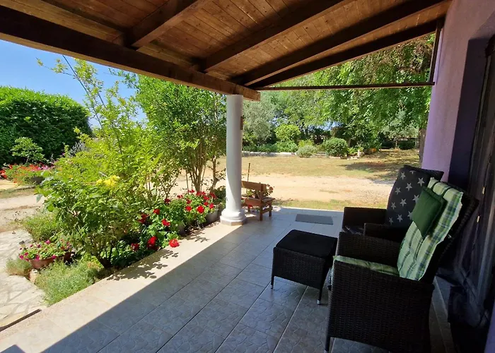 Charming Cozy Holliday House 2+2 * Valtura